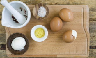 Салат с маринованными грибами и яйцами (210.3 ккал)