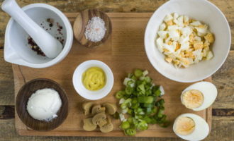 Салат с маринованными грибами и яйцами (210.3 ккал)