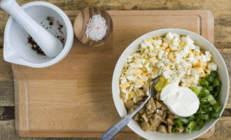 Салат с маринованными грибами и яйцами (210.3 ккал)