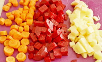 Свекольный овощной суп без мяса (291.5 ккал)